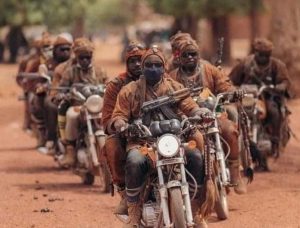 Burkina Faso : Un imminant patriote offre 5 motos aux VDP de Ziro pour une lutte antiterroriste plus vigoureuse